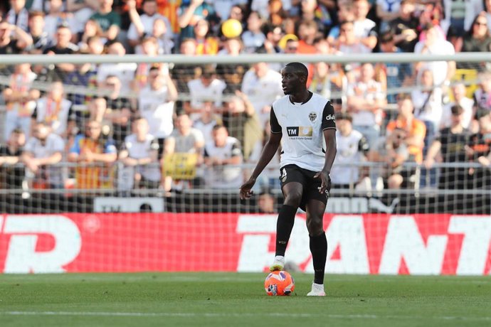 Archivo - Mouctar Diakhaby con el Valencia