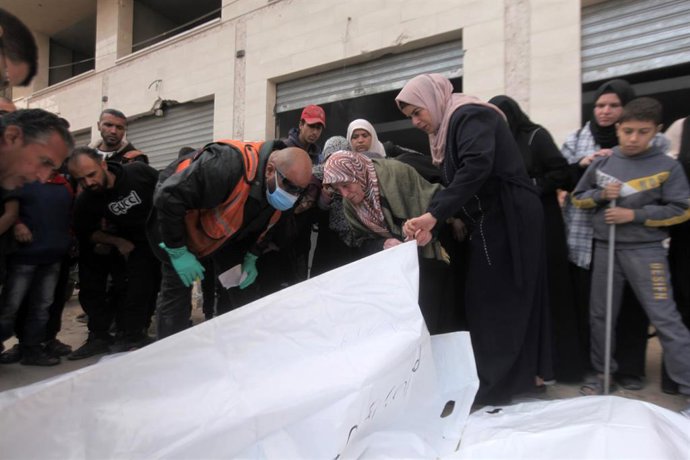 Recuperación de los cadáveres de varios palestinos muertos por los bombardeos de Israel en el marco de su ofensiva contra la Franja de Gaza tras los ataques del 7 de octubre de 2023 (archivo)