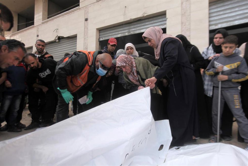 Recuperación de los cadáveres de varios palestinos muertos por los bombardeos de Israel en el marco de su ofensiva contra la Franja de Gaza tras los ataques del 7 de octubre de 2023 (archivo)