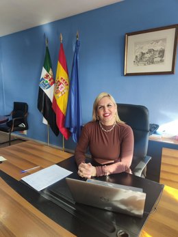La consejera de Hacienda y Administración Pública de la Junta de Extremadura, Elena Manzano, en su despachoen en el edificio de servicios múltiples de Cáceres