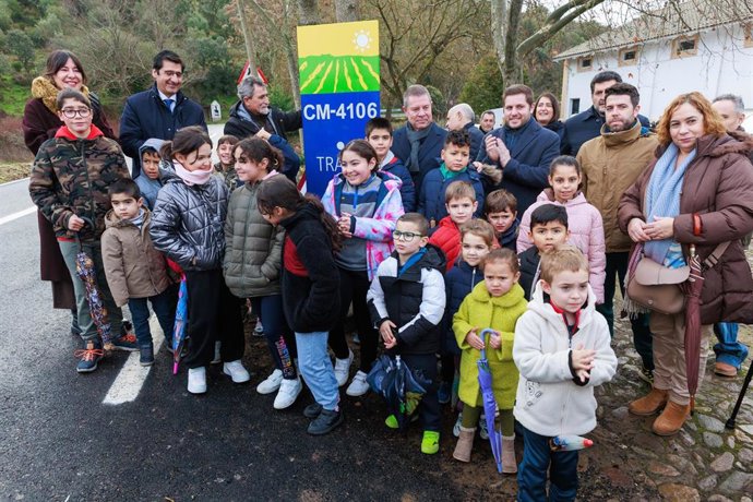 El presidente de Castilla-La Mancha, Emiliano García-Page, inaugura la remodelación de la CM-4106.