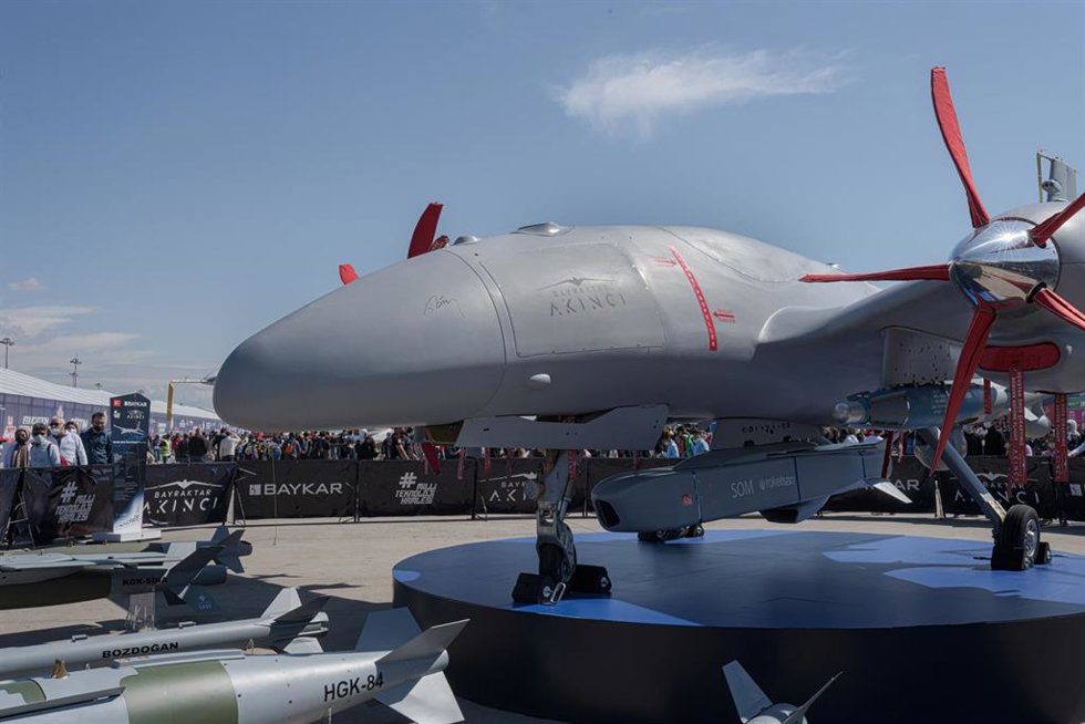 Archivo - Un dron de fabricación turca 'Akinci' durante una exposición en Estambul, Turquía (archivo)