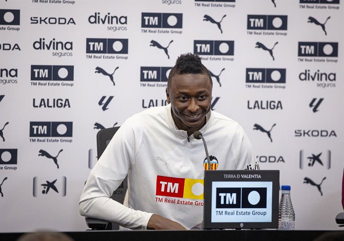 El nuevo jugador del Valencia CF, Umar Sadiq, en rueda de prensa en su presentación