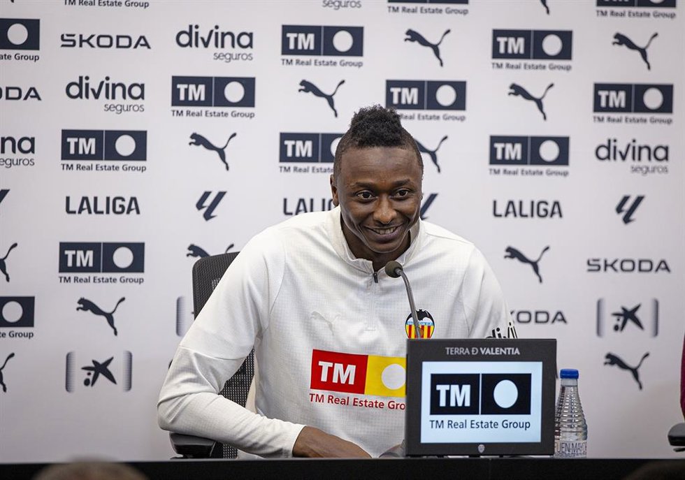 El nuevo jugador del Valencia CF, Umar Sadiq, en rueda de prensa en su presentación
