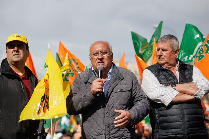 Archivo - El coordinador General de COAG, Miguel Padilla, ofrece declaraciones durante una manifestación de agricultores en las inmediaciones de la Oficina de la Comisión Europea en Madrid 
