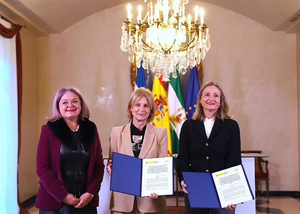 La alcaldesa de Jerez, María José García-Pelayo, la jefa de la Dirección Provincial de Tráfico en Cádiz, Ana Belén Cobos, y la subdelegada del Gobierno, Blanca Flores, tras la firma del convenio.
