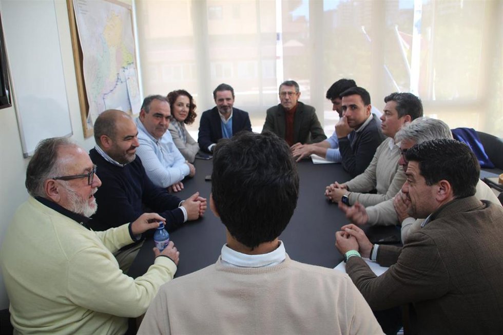 El secretario general del PP de Málaga, José Ramón Carmona, y el coordinador de Agricultura y Pesca de la formación provincial, Fernando Fernández, en el encuentro con alcaldes y portavoces populares en la comarca del Guadalhorce.