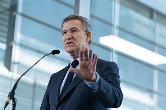 Archivo - Arxiu- El president del PP, Alberto Núñez Feijóo, oferix declaracions als mitjans durant la seua visita a la seu de l'empresa Isdin, a 9 de desembre del 2024, a Barcelona, Catalunya (Espanya). 