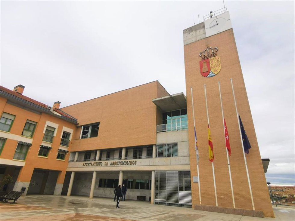 Archivo - Fachada del Ayuntamiento de Arroyomolinos