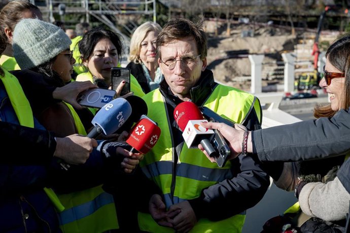 El alcalde de Madrid, José Luis Martínez-Almeida, acompañado de la delegada de Obras y Equipamientos, Paloma García Romero, y las concejalas de Salamanca, Cayetana Hernández de la Riva, y de Ciudad Lineal, Nadia Álvarez, visita las obras de Parque Ventas