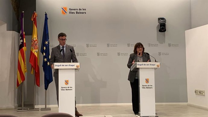 La vicepresidenta segunda y consellera de Presidencia, Coordinación de la Acción de Gobierno y Cooperación Local, Antònia Maria Estarellas, y el portavoz del Govern, Antoni Costa, en rueda de prensa.