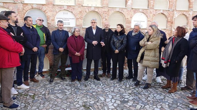 El secretario general del PSOE de Málaga, Josele Aguilar, ha asistido al acto por el 107 aniversario del fallecimiento de Rafael Salinas, fundador del PSOE y de la UGT en Málaga,