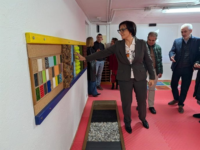 La delegada de Desarrollo Educativo y Formación Profesional de la Junta en Granada, María José Martín Gómez, inaugura el Aula Sensorial y del Aula Específica de Trastorno del Espectro Autista (TEA) del CEIP Mayor Zaragoza de Salobreña.