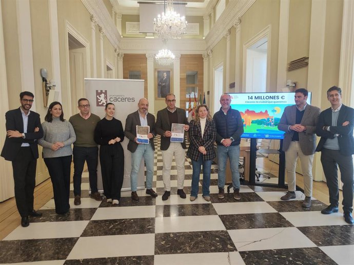 El alcalde de Cáceres, Rafael Mateos, junto a concejales de su gobierno tras una rueda de prensa