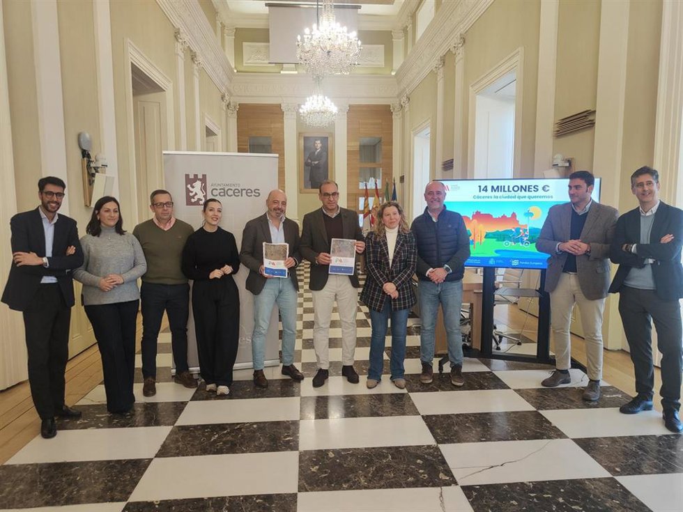 El alcalde de Cáceres, Rafael Mateos, junto a concejales de su gobierno tras una rueda de prensa