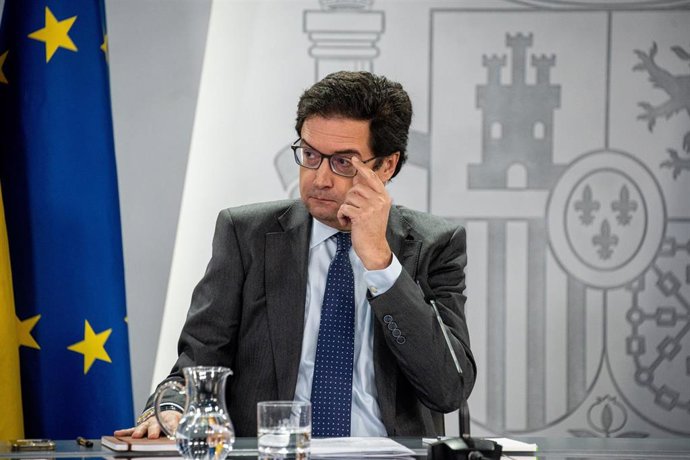 Archivo - El ministro de Transformación Digital y Función Pública, Óscar López, durante una rueda de prensa tras el Consejo de Ministros, en el Complejo de la Moncloa, a 2 de diciembre de 2025, en Madrid (España). El Gobierno ha aprobado un real decreto p