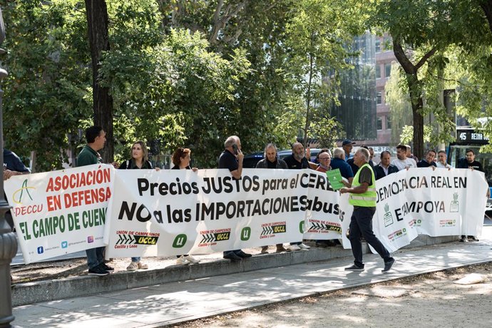 Archivo - Miembros de asociaciones agrarias se manifiestan frente a la sede de la Comisión Europea en España 