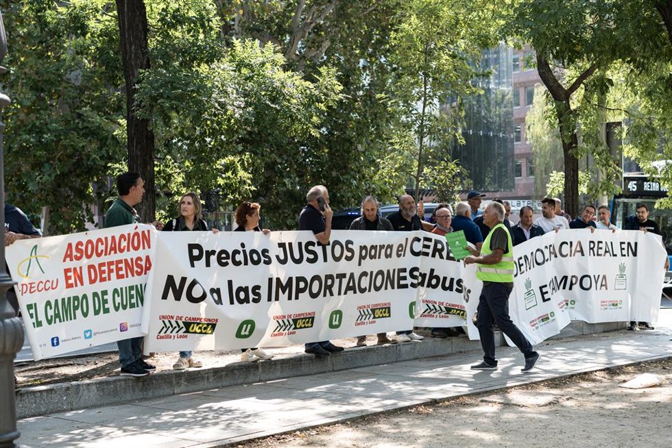 Archivo - Miembros de asociaciones agrarias se manifiestan frente a la sede de la Comisión Europea en España 