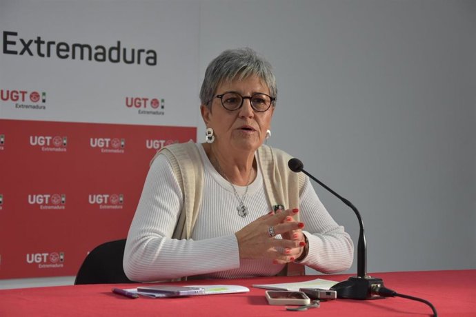 La secretaria general de UGT Extremadura, Patrocinio Sánchez, en rueda de prensa en la sede regional de UGT Extremadura en Mérida