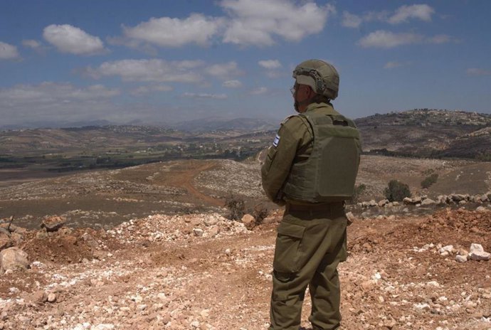 Archivo - El portavoz en árabe del Ejército israelí, Avichay Adraee, desde un puesto militar en el sur de Líbano