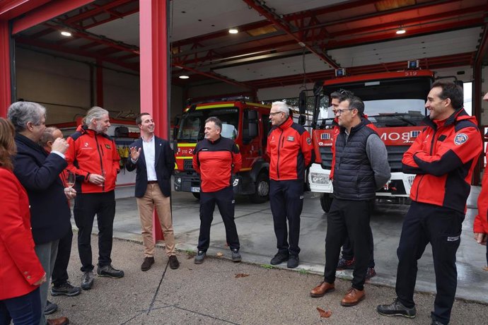 El presidente del Consell de Mallorca, Llorenç Galmés, en el parque de bomberos de Alcúdia.
