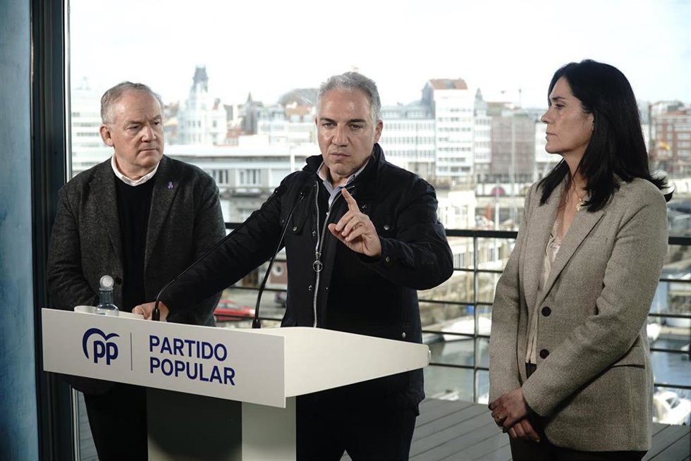 El vicesecretario de Política Autonómica, Local y Análisis Electoral, Elías Bendodo (c), junto con la secretaria general del PP de Galicia, Paula Prado (d), realizan declaraciones a los medios en el marco de la 28 Interparlamentaria del PP, en el Palexc