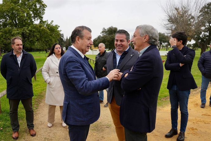 El presidente de la Diputación de Sevilla, Javier Fernández, asiste a Villamanrique de la Condesa (Sevilla).