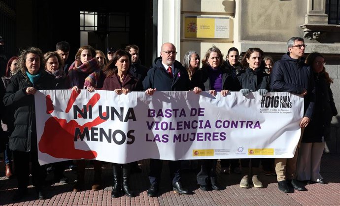 El delegado del Gobierno, Francisco Martín (c), durante un minuto de silencio, frente a la sede de la Delegación del Gobierno, a 9 de enero de 2026, en Madrid (España). 