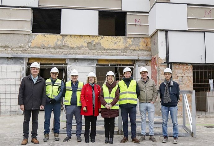 La alcaldesa de Alcalá de Guadaíra , Ana Isabel Jiménez, acompañada de la delegada de Participación Ciudadana, Teresa García, y el delegado de Urbanismo y Planificación Estratégica, Jesús Mora visitan el Centro Cívico Medina de Haro