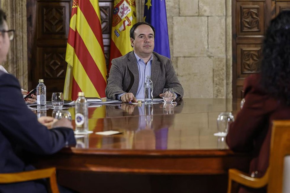 El presidente de la Generalitat, Juanfran Pérez Llorca (c), se reúne con el presidente de la CEV, la secretaria general de CCOO-PV, y el secretario general de UGT-PV, en el Palau de la Generalitat, a 9 de enero de 2026, en Valencia, 
