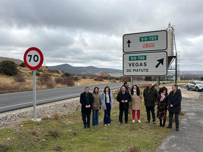 El consejero Sanz Merino (centro), con la alcaldesa de Otero de Herreros, Fuensanta de la Calle y el personal de la Consejería y la Delegación Territorial.
