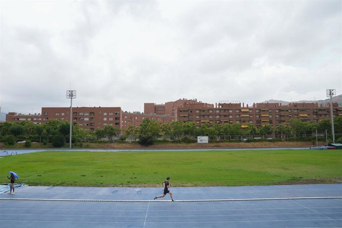 Archivo - Campo de césped y pistas de atletismo del complejo polideportivo Can Dragó, a 23 de julio de 2025, en Barcelona, Catalunya (España)