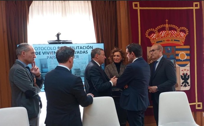 Los responsables de la Junta y de la Diputación charlan tras firmar el protocolo.