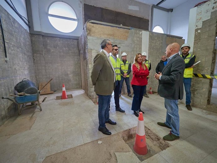 La presidenta del Cabildo de Tenerife, Rosa Dávila (c), en una visita al parque taller del servicio de Carreteras