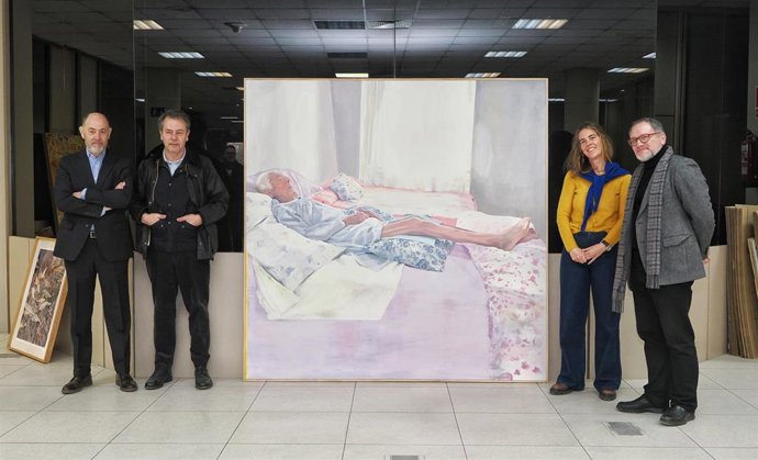 Los miembros del jurado y el presidente de ACOR, Jesús Posadas, posan con la obra ganadora.