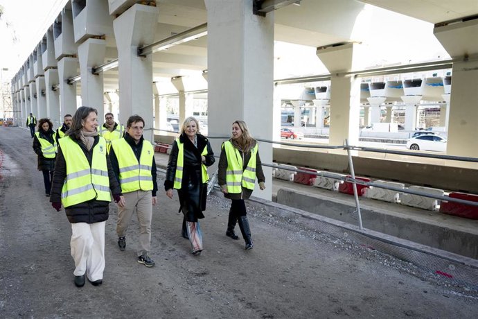 El alcalde de Madrid, José Luis Martínez-Almeida, acompañado de la delegada de Obras y Equipamientos, Paloma García Romero, y las concejalas de Salamanca, Cayetana Hernández de la Riva, y de Ciudad Lineal, Nadia Álvarez, visita las obras de Parque Ventas