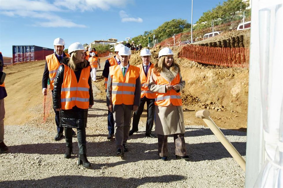 Las consejeras de Economía, Hacienda y Fondos Europeos, Carolina España (i), y de Desarrollo Educativo y Formación Profesional, María del Carmen Castillo (d), y el alcalde de Benalmádena colocan la primera piedra de las obras del nuevo IES.