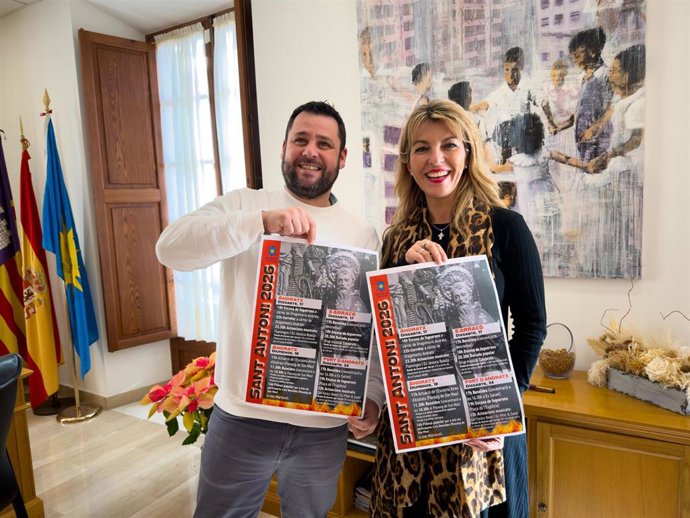 El regidor de fiestas de Andratx, Iván Sánchez, y la alcaldesa de Andratx, Estefanía Gonzalvo, presentan el programa de fiestas de Sant Antoni 2026.