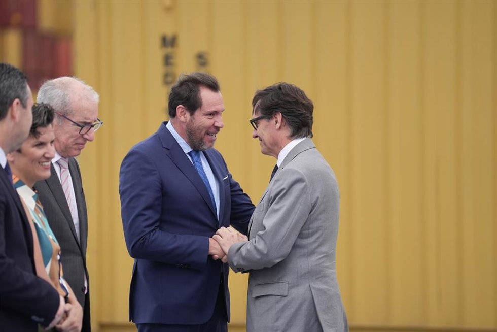 Archivo - El ministro de Transportes, Óscar Puente (i) y el presidente de la Generalitat de Catalunya, Salvador Illa (d)