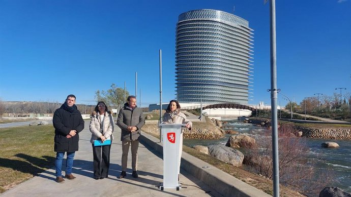 La alcaldesa de Zaragoza, Natalia Chueca, junto al Canal de Aguas Bravas.