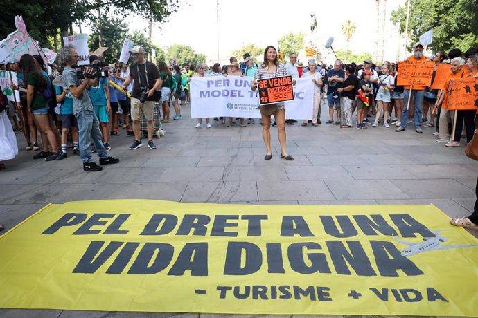 Archivo - Varias personas durante una manifestación por la vivienda, en Palma.