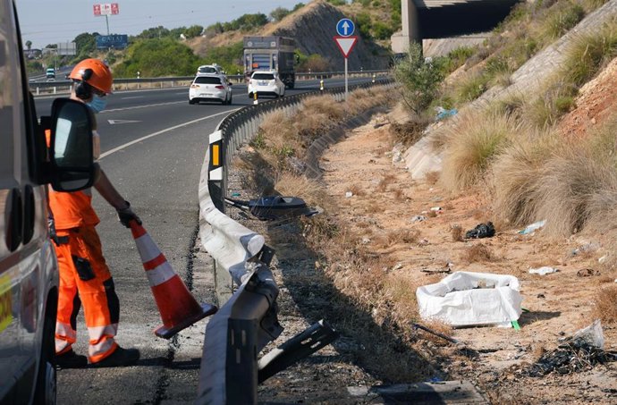 Archivo - Lugar donde se produjo un accidente entre dos vehículos en la salida de la AP-7 hacia Torremolinos en junio de 2025.