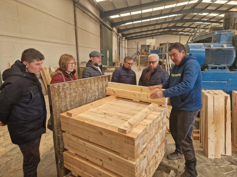 El consejero Javier Rincón ha visitado la serrería Maderas Royuela, en Royuela (Teruel), como ejemplo de activación de los fondos LEADER en la Comunidad.