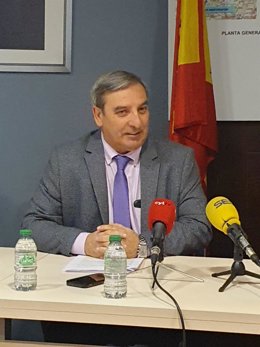 El consejero de Movilidad, Sanz Merino, en su visita a Otero de Herreros (Epress).