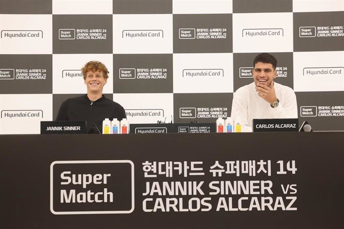 Jannik Sinner y Carlos Alcaraz en la rueda de prensa previa a su partido de exhibición en Corea del Sur