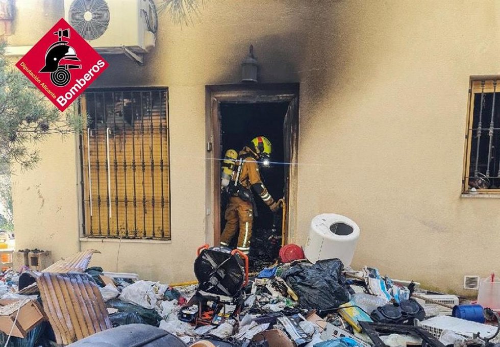 Bombero trabajando en la casa afectada por el incendio