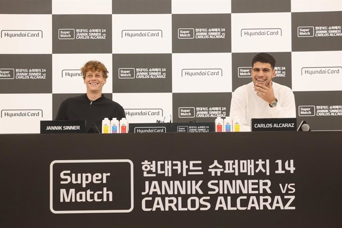 09 de janeiro de 2026, Coreia do Sul, Seul: Carlos Alcaraz, da Espanha (à direita), e Jannik Sinner, da Itália, participam de uma coletiva de imprensa conjunta, um dia antes do Hyundai Card Super Match. Foto: -/YNA/dpa