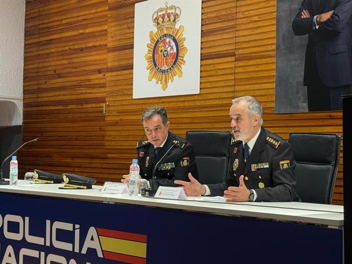 Jesús María García (d), nuevo comisario provincial de la Policía Nacional en Santa Cruz de Tenerife