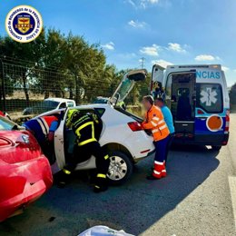 Bomberos y sanitarios colaboran para sacar a un herido de un vehículo accidentado en la carretera A-2228 entre Benalup-Casas Viejas y Vejer de la Frontera.