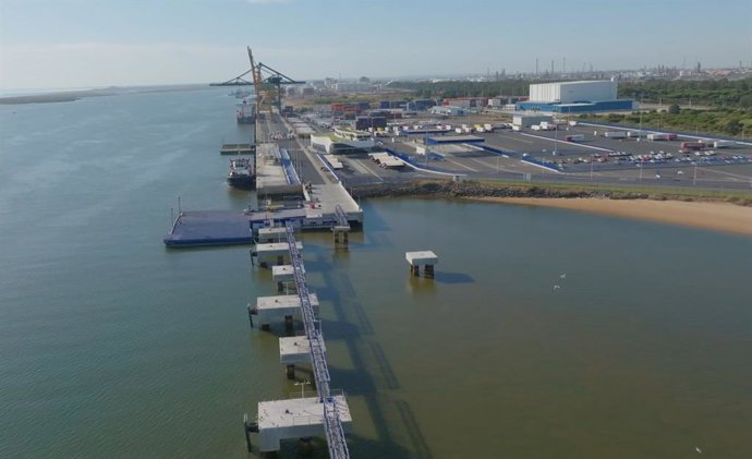 Vista aérea del Muelle Sur del Puerto de Huelva.
